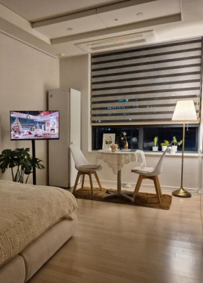 Hongdae DMC Sangam office district 1 min bus stop COZY HOUSE